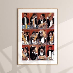 Op de afbeelding: Een ingelijste kunstdruk met twaalf panelen, elk met een persoon in smoking. Het kunstwerk heeft een rode achtergrond en een licht houten frame. Sommige panelen tonen een drankje en een wodkafles.