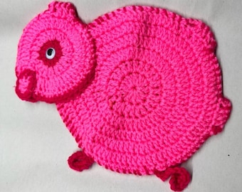 Sottopentola/centrino a forma di maialino rosa all'uncinetto, fatto a mano.
