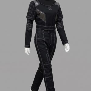 K&ouml;nnte beinhalten: Ein schwarzer Langarm-Jumpsuit mit hohem Stehkragen, kurz&auml;rmeligem &Uuml;berwurf und langer Hose. Das Kleidungsst&uuml;ck ist mit wei&szlig;en Kontrastn&auml;hten, geometrischen Mustern an den Unterarmen und dunkelgrauen Schulterpartien akzentuiert.