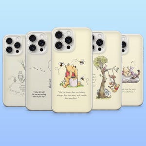 Könnte beinhalten: Fünf Handyhüllen mit Winnie-the-Pooh-Illustrationen. Jede Hülle ist hellbeige und zeigt verschiedene Szenen mit Puuh, Ferkel und anderen Charakteren. Auf einigen Hüllen sind Zitate aufgedruckt. Die Hüllen sind für ein Smartphone konzipiert.