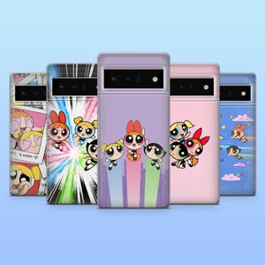 Könnte beinhalten: Fünf Handyhüllen mit Designs der Powerpuff Girls. Jede Hülle hat ein einzigartiges Design, darunter Comic-Panels, farbenfrohe Hintergründe und die Charaktere. Die Hüllen sind in verschiedenen Farben wie Rosa, Lila und Blau gehalten.