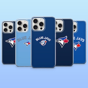 Könnte beinhalten: Fünf Smartphone-Hüllen in verschiedenen Blautönen. Jede Hülle zeigt das Logo der Blue Jays, einen stilisierten blauen Vogel mit einem roten Ahornblatt. Der Text "BLUE JAYS" ist ebenfalls auf einigen Hüllen zu sehen. Die Hüllen sind für ein Smartphone konzipiert.
