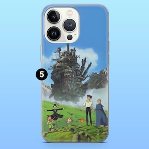 Peut inclure: Coque de t&eacute;l&eacute;phone transparente avec une illustration color&eacute;e du film d'animation, Le Ch&acirc;teau Ambulant. Le design comprend le ch&acirc;teau en mouvement, des personnages et un paysage verdoyant sous un ciel bleu. Le chiffre 5 est imprim&eacute;.