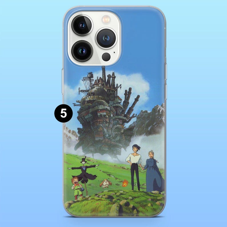 Peut inclure: Coque de t&eacute;l&eacute;phone transparente avec une illustration color&eacute;e du film d'animation, Le Ch&acirc;teau Ambulant. Le design comprend le ch&acirc;teau en mouvement, des personnages et un paysage verdoyant sous un ciel bleu. Le chiffre 5 est imprim&eacute;.