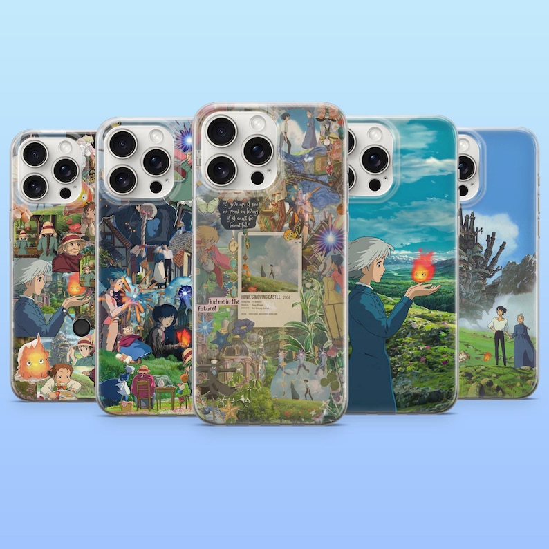 Peut inclure: Une collection de cinq coques de t&eacute;l&eacute;phone avec des illustrations color&eacute;es de style anime. Chaque coque pr&eacute;sente diff&eacute;rentes sc&egrave;nes et personnages, avec des illustrations vibrantes et des designs d&eacute;taill&eacute;s. Les coques sont transparentes avec une finition brillante.