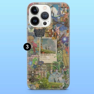 Peut inclure: Coque de t&eacute;l&eacute;phone transparente avec un motif de collage. Le design comprend des illustrations et du texte, notamment des images de "Le Ch&acirc;teau Ambulant" et les phrases "I give up. I see no point in living if I can't be beautiful" et "Find me in the future!"