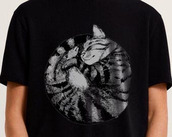 T-shirt with a sleeping or lying cat, kitten meme, cat lovers