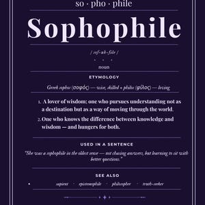 Pode incluir: Um pôster roxo escuro com texto branco definindo "Sophophile" de "The Lovers Collection". A definição inclui etimologia, significado e um exemplo de frase. O pôster tem uma borda branca decorativa.