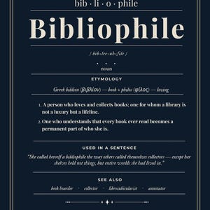 Pode incluir: Uma impressão azul marinho e creme com a palavra "Bibliophile" em letras grandes e em negrito. A imagem inclui definições, etimologia e uma citação sobre amantes de livros. O design é emoldurado com bordas decorativas e o texto "The Lovers Collection Vol. II."