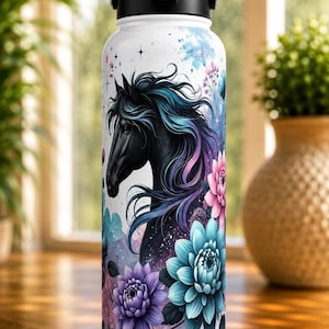 K&ouml;nnte beinhalten: Wei&szlig;e Wasserflasche mit einem schwarzen Pferdekopf mit flie&szlig;ender blauer und violetter M&auml;hne. Das Design umfasst Aquarellblumen in Rosa, Blau und Lila. Die Flasche hat einen schwarzen Deckel und Griff.