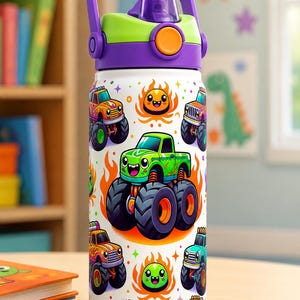 Może przedstawiać: Biała butelka na wodę z fioletowym uchwytem i pokrywką, z kolorowymi ilustracjami monster truck&oacute;w i grafiką uśmiechniętych płomieni. Butelka ma zielony i pomarańczowy akcent na pokrywce.