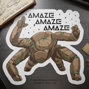 Pode incluir: Um autocolante recortado com uma figura estilizada, castanha, semelhante a uma rocha, com detalhes verdes, com os braços levantados. A palavra "AMAZE" é repetida três vezes em preto, juntamente com o texto "Eridian Biological Analysis - Sample ID: Rocky-412".