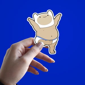 以下が含まれることがあります： 日焼けした体、白い帽子、青い下着を着たキャラクターの漫画ステッカー。楽しそうなポーズで腕を上げています。ステッカーは鮮やかな青色の背景に対して保持されています。