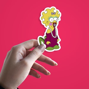 Puede incluir: Una pegatina troquelada con un personaje de dibujos animados con pelo rizado amarillo, un vestido morado y un collar de perlas. El personaje tiene un chupete y zapatos verdes. La pegatina se sostiene sobre un fondo rosa brillante.