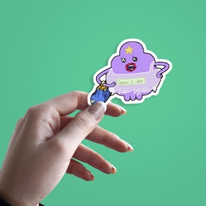 以下が含まれることがあります： 紫色の雲のような体、星、ハンドバッグを持つ漫画のキャラクターのステッカー。キャラクターはピンクの口をしており、青いハンドバッグを持っています。「SQUEEZ-E-MART」という文字がステッカーに表示されています。