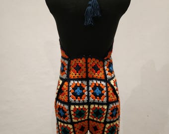 Rutig virkad jumpsuit i bohemisk stil med rygglös klänning. Perfekt för sommardagar, festivaler eller för att bara ge en touch av stil.