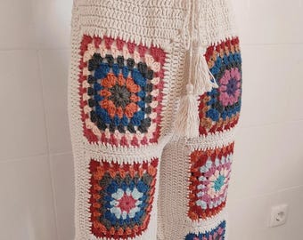 Pantalones cuadrados de ganchillo estilo bohemio con cintura ajustable con cordón y perneras acampanadas, confeccionados en algodón. Perfectos para los días de verano, festivales o simplemente para un look con estilo.