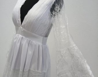 Vestido de Noiva Boho Chic | Decote em V Profundo | Renda Chantilly | Mangas Compridas à Boca de Sino | Costas Abertas em V