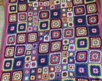 Manta de ganchillo hecha a mano, de 130 cm x 150 cm, confeccionada con cuadrados multicolores.