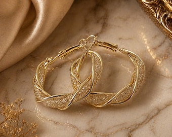 Orecchini a cerchio intrecciati in oro: eleganza moderna e chic senza tempo.