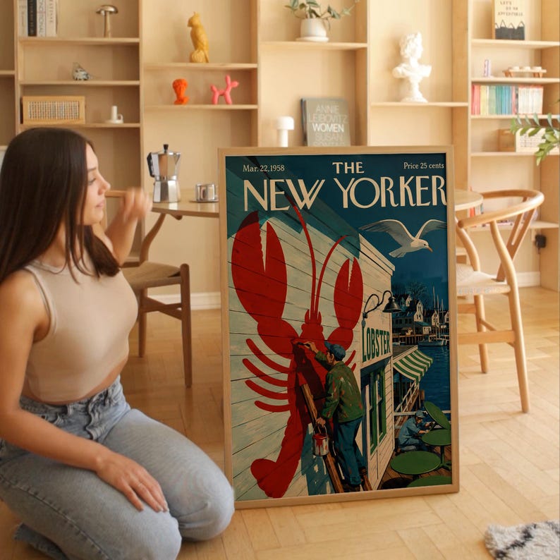 Puede incluir: Una portada enmarcada de la revista vintage "The New Yorker" con una ilustraci&oacute;n de una gran langosta roja pintada en un edificio. La portada incluye el texto "Mar. 22, 1958" y "Price 25 cents". Una gaviota vuela en el fondo.