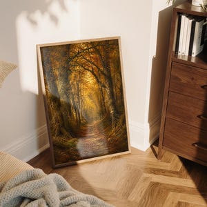 Väggkonst med höstskogsstig, vintagetryck med skogslandskap, affisch med gyllene höstträd och natur, rustik stuga med heminredning, present