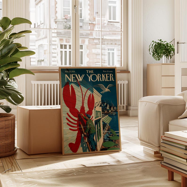 Puede incluir: Una portada enmarcada de la revista vintage "The New Yorker" con una ilustraci&oacute;n de langosta roja. La portada incluye el texto "Lobster" y una escena costera con una gaviota. El marco es de color madera natural.
