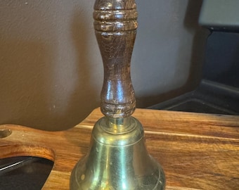 VINTAGE Massiv Mässingsklocka med Trähandtag - Middagsklocka - Skolklocka - Bondgårdsdekor - Klar Ring