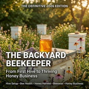 Op de afbeelding: De omslag van het boek "The Backyard Beekeeper" toont een pot honing met honingraat en een honingdipper op een houten bijenkorf. De achtergrond bevat bijenkorven, bloemen en de tekst: "From First Hive to Thriving Honey Business".