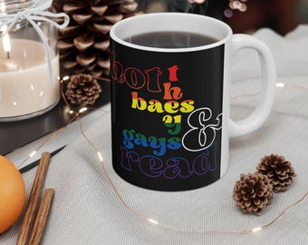 Taza con diseño de "Hot theys, baes, and gays read" / Regalo literario para el Orgullo