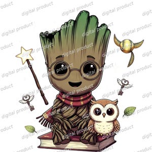 Pode incluir: Uma ilustração de desenho animado de uma criatura semelhante a uma árvore com olhos grandes, óculos redondos e um cachecol bordô e dourado, sentada sobre um livro. É cercada por uma varinha com uma estrela, uma bola dourada alada e chaves aladas.