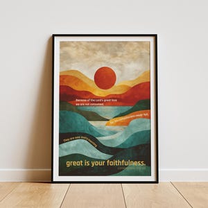 Pode incluir: Impressão artística emoldurada com uma paisagem estilizada. Apresenta um sol vermelho, montanhas em camadas em tons de laranja, turquesa e azul, e o texto "great is your faithfulness."