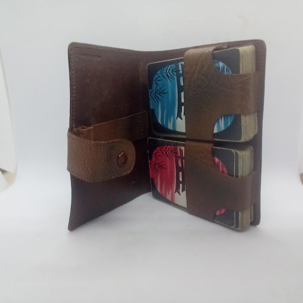 Estuche para cartas de juego de cuero marrón vintage