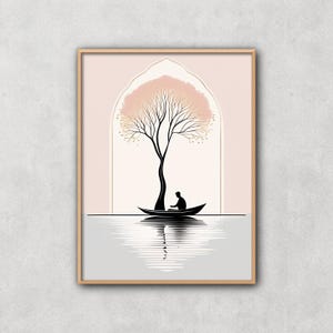以下が含まれることがあります： ミニマリストのイラストが描かれた額入りのアートプリント。ボートに乗った人の黒いシルエットが、ピンクと金の王冠を持つ木の下の反射面に浮かんでいます。背景は柔らかなピンク色で、金色のアーチがあります。