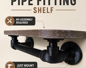 Könnte beinhalten: Ein Wandregal mit einem dunkelbraunen Holzbrett, das von schwarzen Metallrohrverbindungen getragen wird. Der Text auf dem Bild lautet: RUSTIC PIPE FITTING SHELF, NO ASSEMBLY REQUIRED, JUST MOUNT TO WALL AND FASTEN SHELF TO LOCATORS.