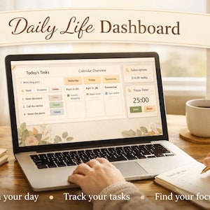 Może przedstawiać: Laptop z interfejsem "Daily Life Dashboard", z listami zadań i przeglądem kalendarza. Osoba pisze w notatniku długopisem. Na drewnianym biurku znajduje się r&oacute;wnież kubek z kawą, wazon z suszonymi kwiatami i stos książek.