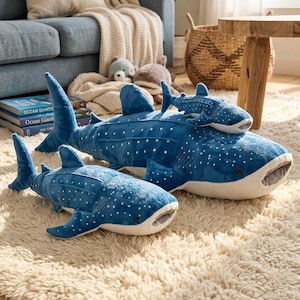 Op de afbeelding: Een rustiek houten bord met de handgeschreven tekst "Welcome". Het bord is wit geschilderd met een verweerde afwerking, en een klein, decoratief hartje is aan de onderkant bevestigd. De achtergrond is een wazige afbeelding van een houten oppervlak.