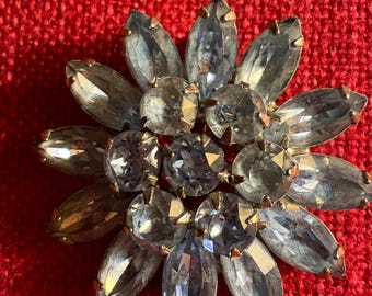 Broche de dos pulgadas con cristales austriacos y diamantes de imitación azules de la marca Weiss.