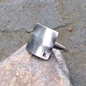 Anello iniziale in argento sterling, timbrato a mano, anello personalizzato, anello quadrato