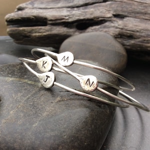 Bracciale con iniziale in argento sterling, bracciale bangle con iniziale personalizzata e timbro a mano