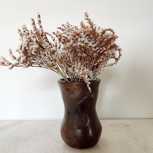 Jarrón rústico de cerámica marrón / Pequeño recipiente de arcilla primitivo, decoración Wabi Sabi