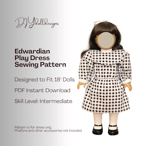Peut inclure: Une robe de jeu à carreaux noirs et blancs pour poupées de 45,7 cm. La robe a un col Claudine et des manches longues. L'image comprend le texte : "Edwardian Play Dress Sewing Pattern" et "Designed to Fit 18" Dolls".
