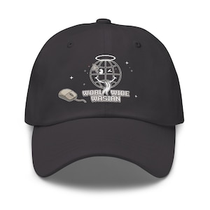 Puede incluir: Gorra de béisbol gris oscuro con un diseño de globo terráqueo de dibujos animados, un ratón de ordenador y el texto "WORLD WIDE WASIAN". El diseño es en blanco y gris, con estrellas.