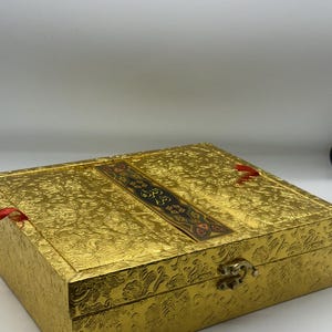 Caixa dourada para o Alcorão com suporte integrado para o Rehal | Elegante caixa para presentes islâmicos com relevo.
