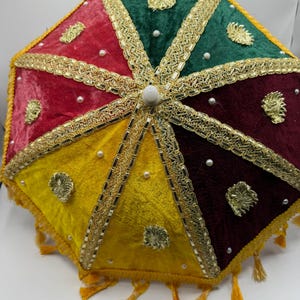 Mehndi-paraplydekor | Sammetschatri med guldkant