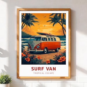 Può includere: Stampa incorniciata con un furgone da surf arancione e bianco su una spiaggia, con una tavola da surf sul tetto. La scena è ambientata al tramonto con palme. Il testo in basso recita "SURF VAN" e "TROPICAL ESCAPE".