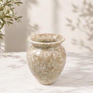 Vase en marbre naturel fait main : petit pot de fleurs en pierre pour la décoration intérieure.