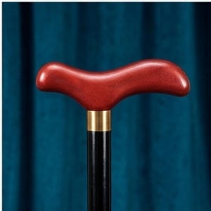 Puede incluir: Bastón de madera con un mango curvado de color marrón rojizo. El mango se une a un eje negro con una banda de metal dorado. Diseño clásico, adecuado para la ayuda a la movilidad o como accesorio decorativo. Aproximadamente 90 cm de altura.