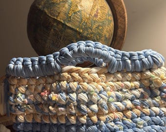 Bolso cesta de ganchillo con textura en tonos pastel: mezcla de hilos multicolor, elaboración artesanal.