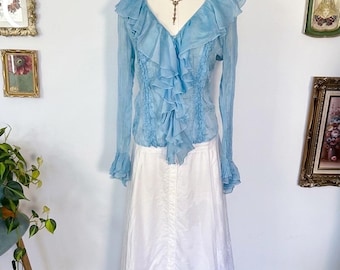 Blusa vintage de gasa azul cielo con volantes, top fruncido etéreo y mangas acampanadas.